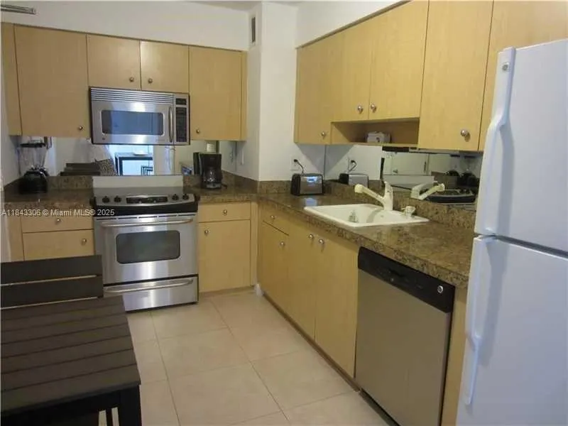 9195 Collins Ave, #504