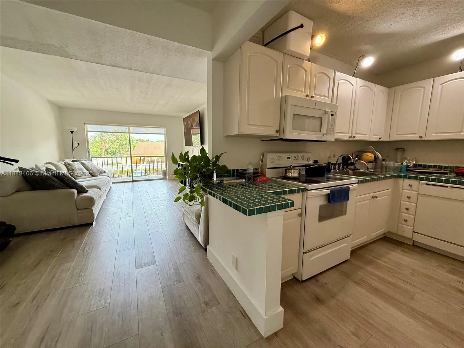 480 NW 20th St, #207