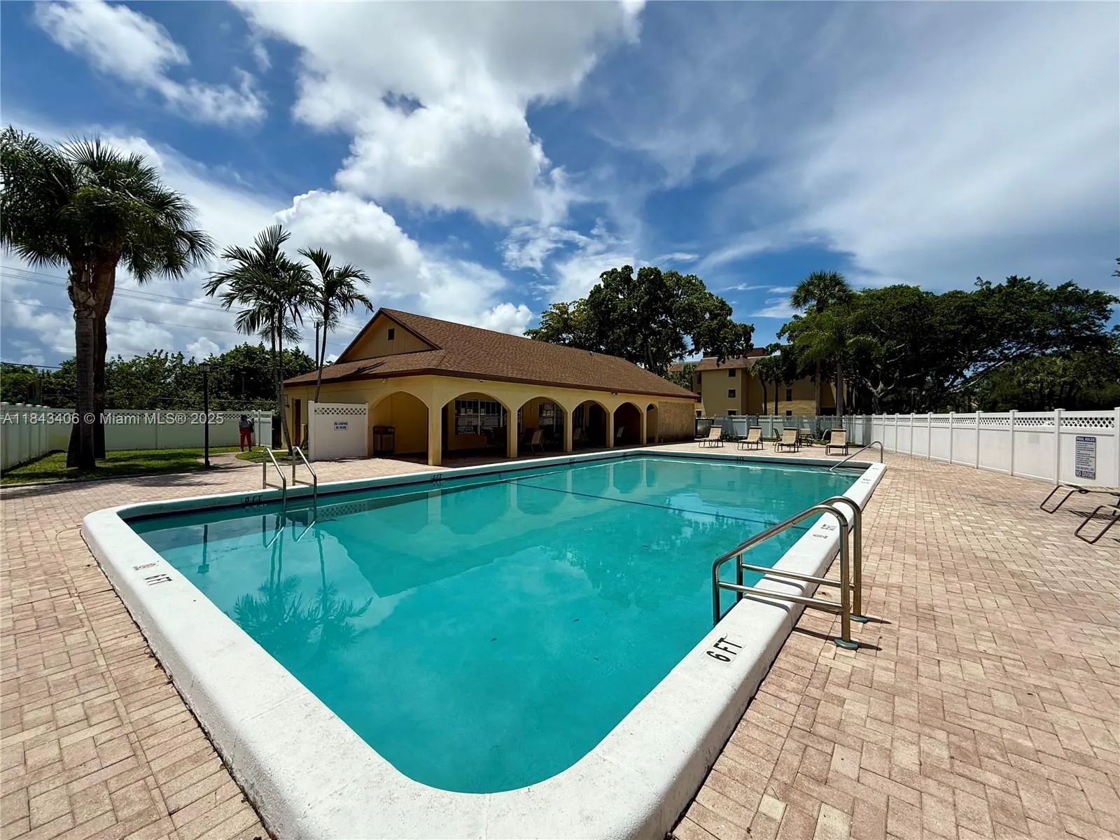 480 NW 20th St, #207