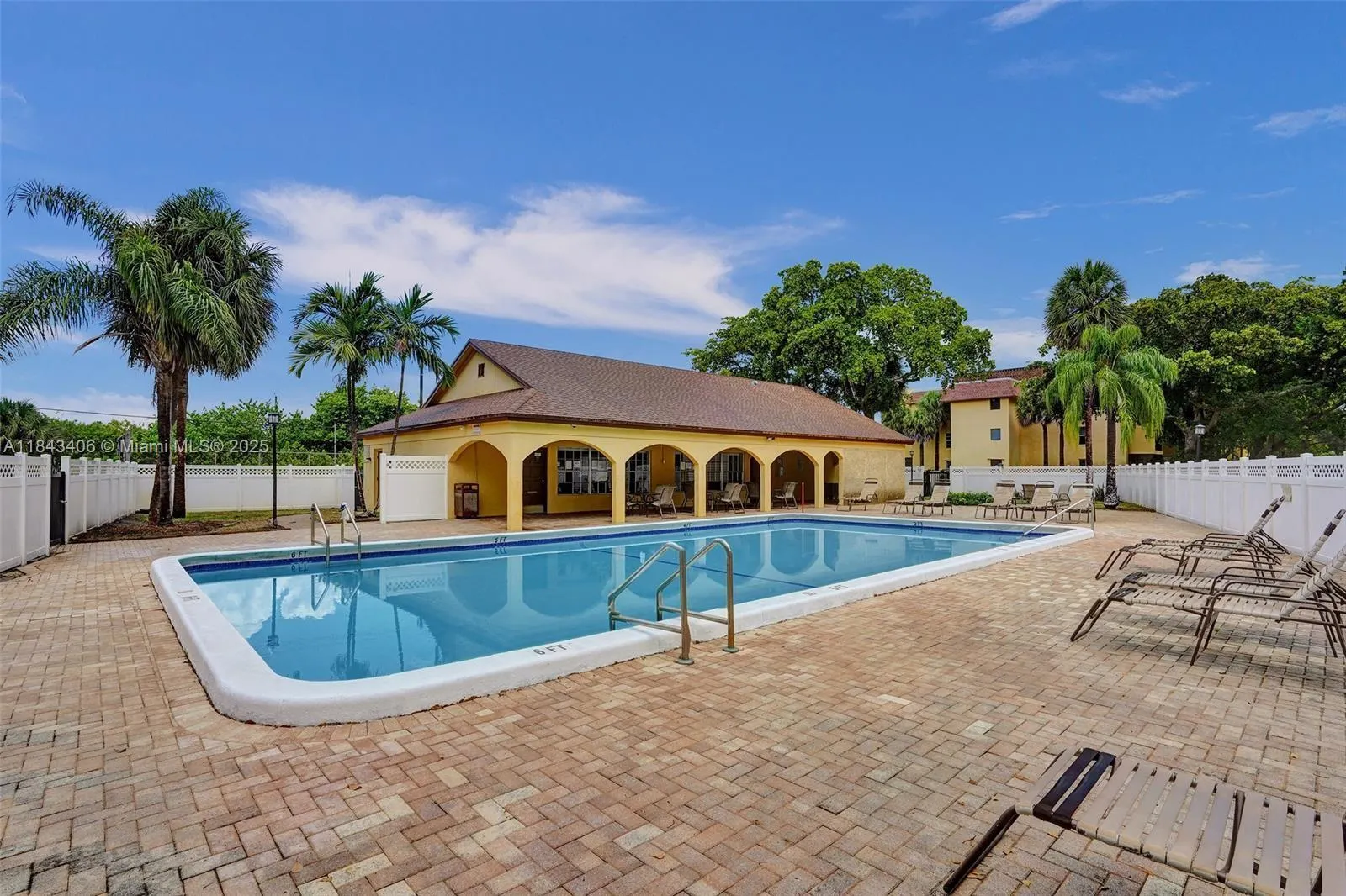 480 NW 20th St, #207