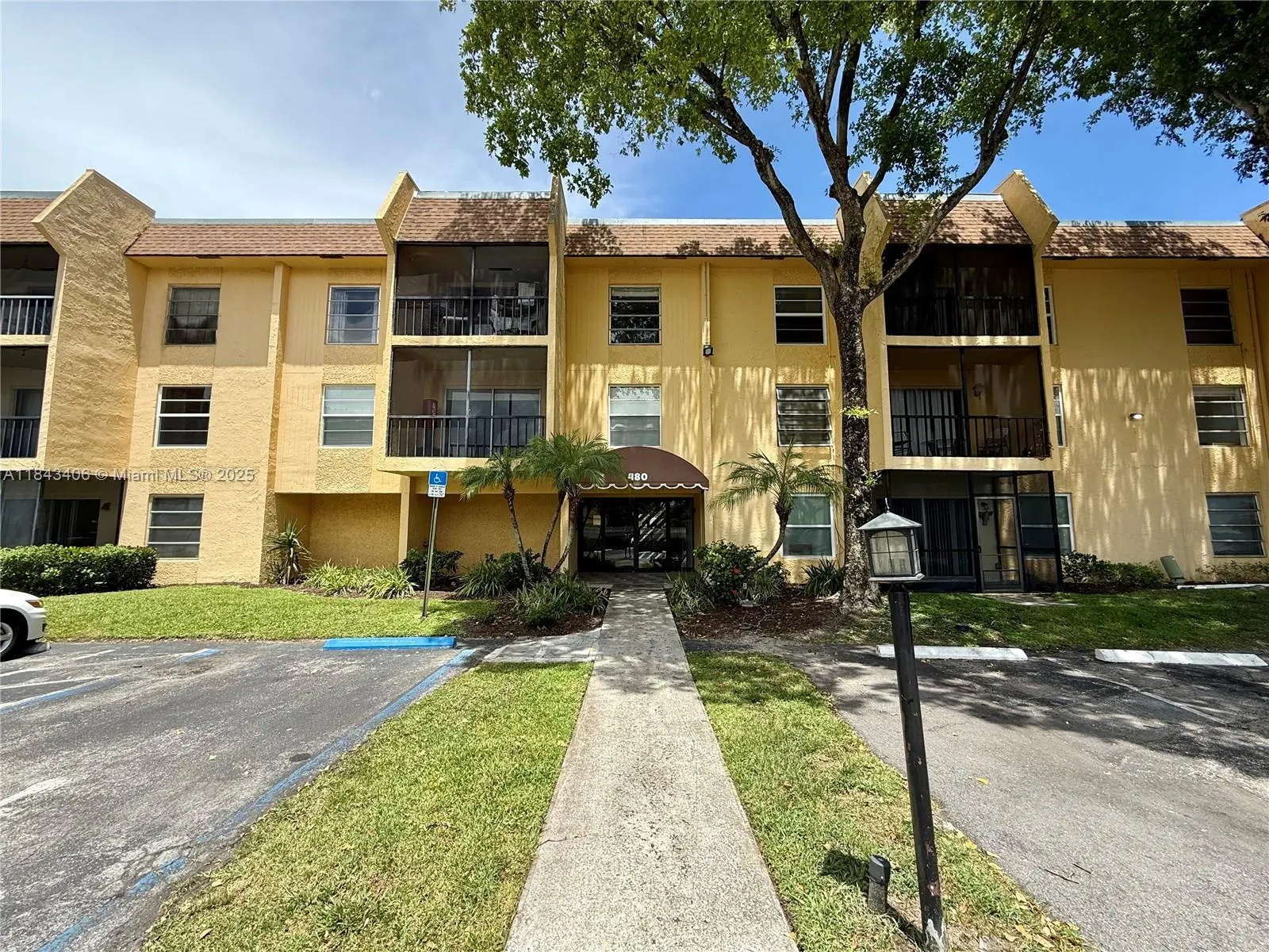 480 NW 20th St, #207