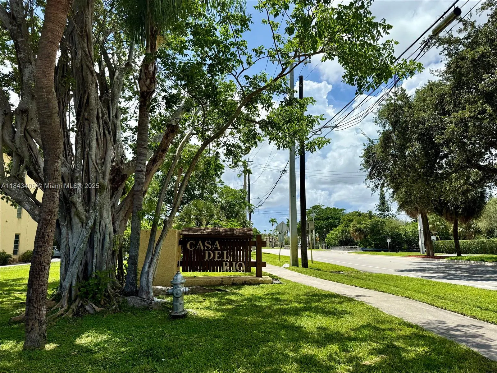 480 NW 20th St, #207