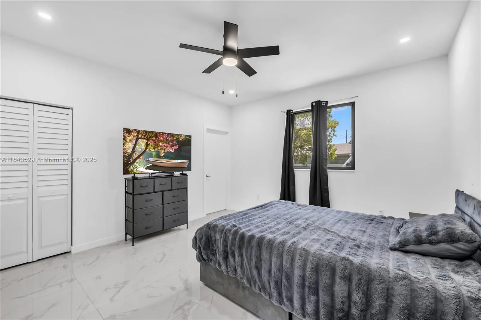 335 NW 15th St