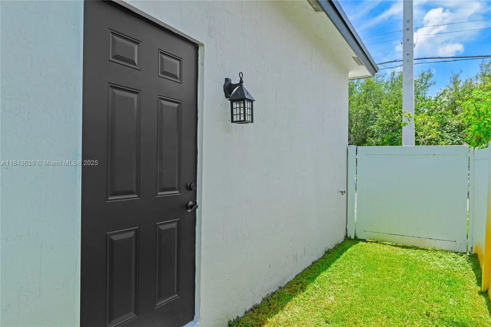335 NW 15th St