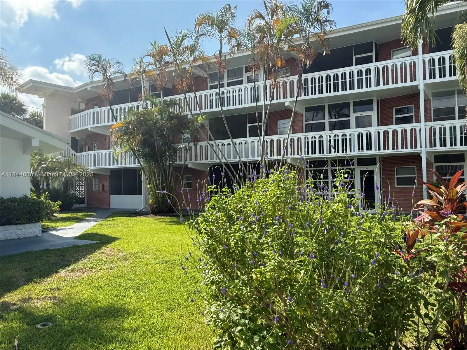 141 NE 10th Ave, #17B