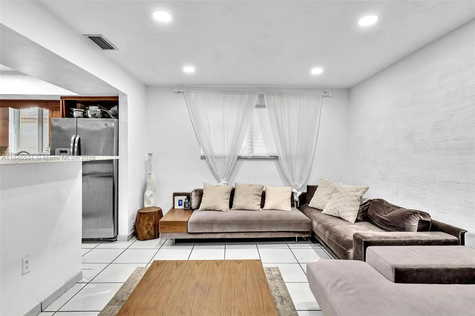 9524 Byron Ave