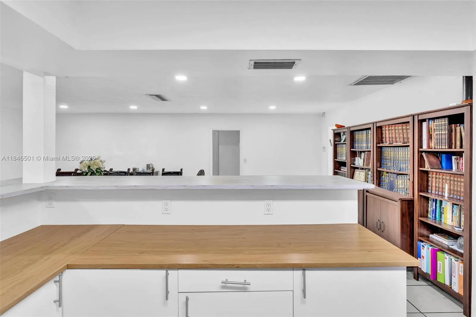 9524 Byron Ave