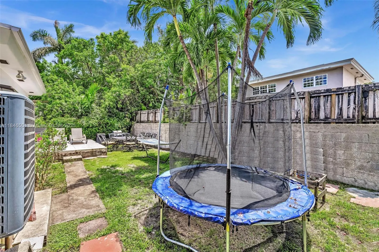 9524 Byron Ave