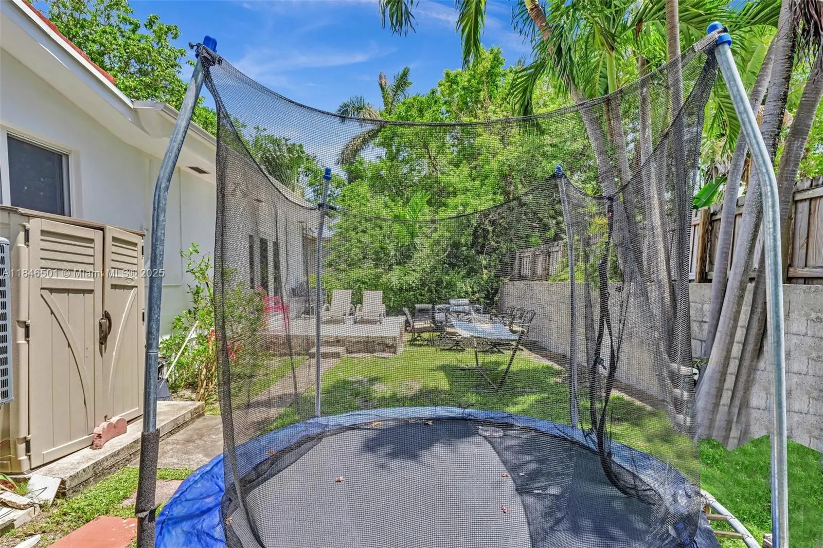 9524 Byron Ave
