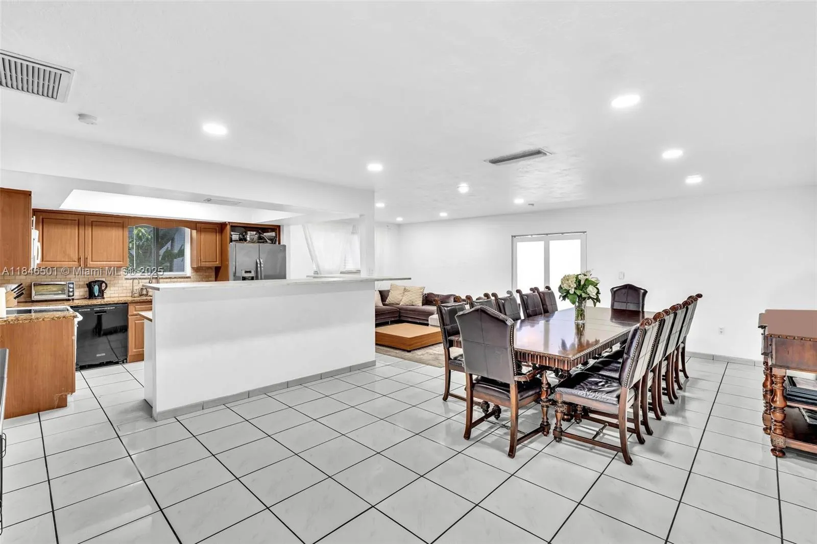 9524 Byron Ave