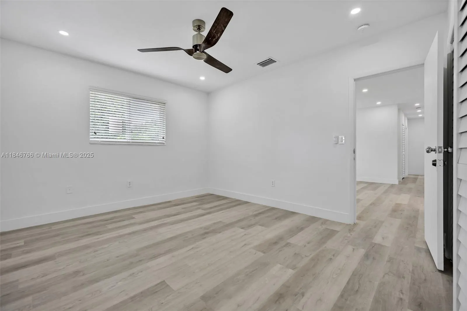 1401 NE 152 St