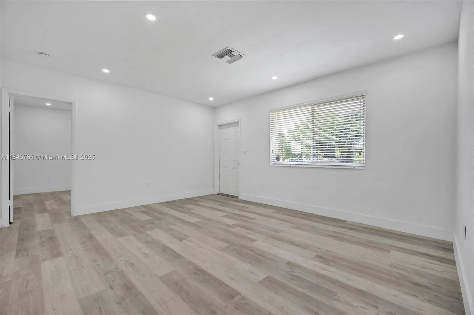 1401 NE 152 St