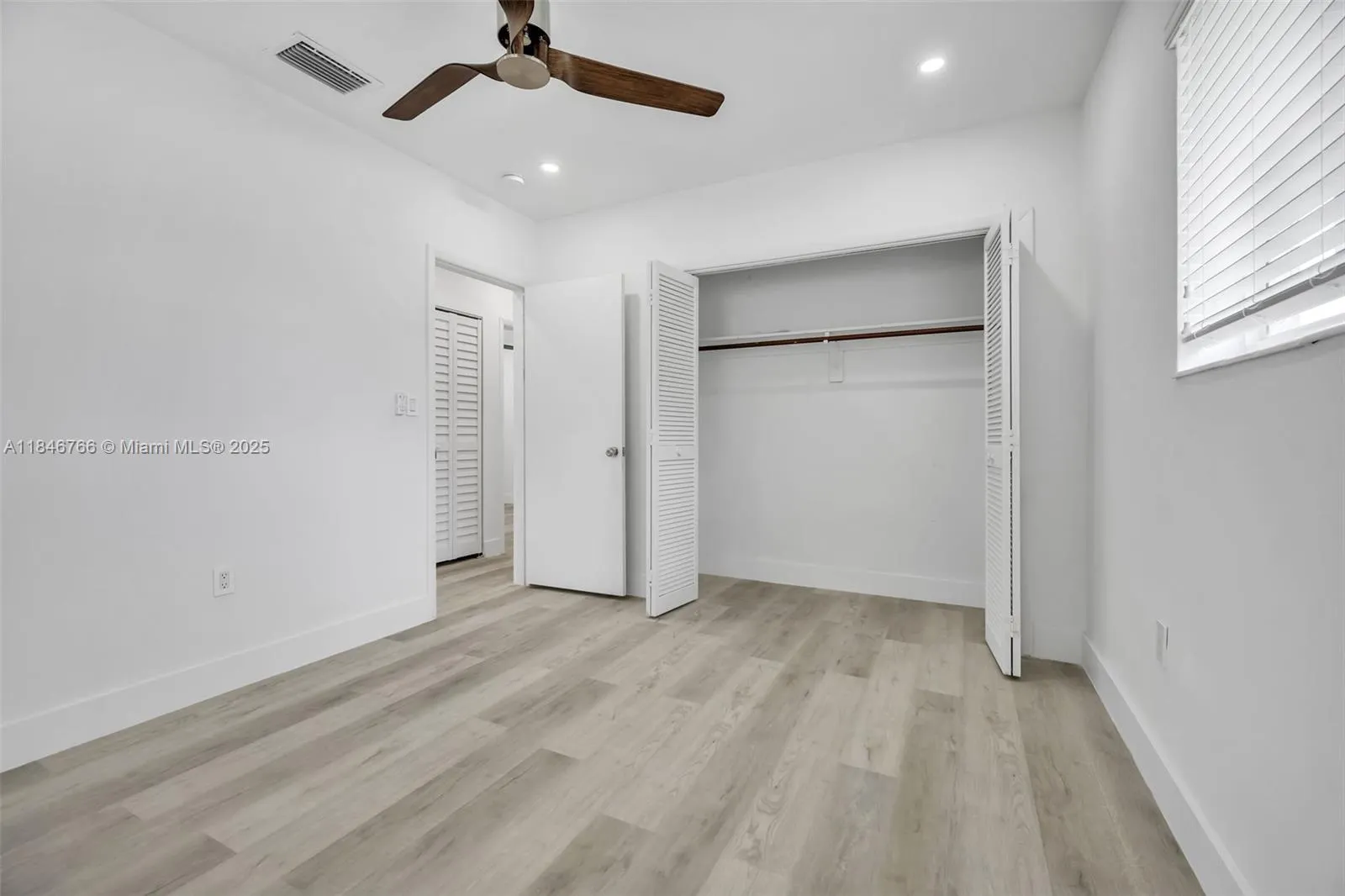 1401 NE 152 St