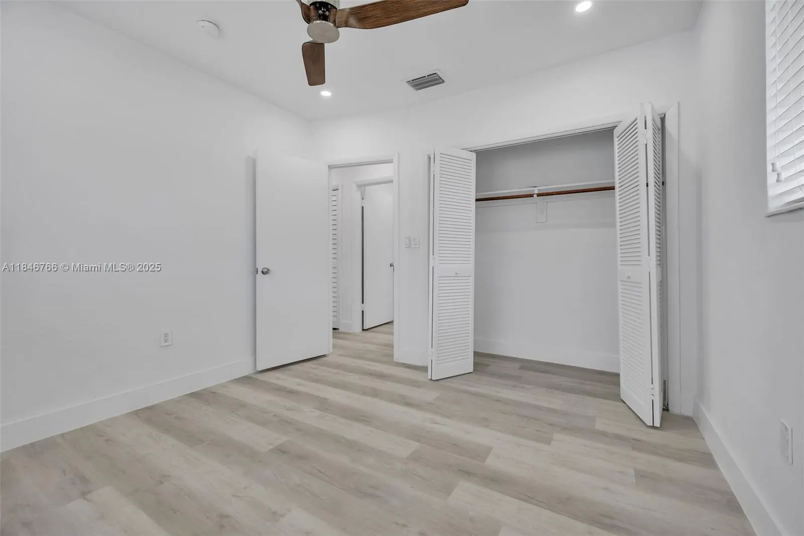 1401 NE 152 St