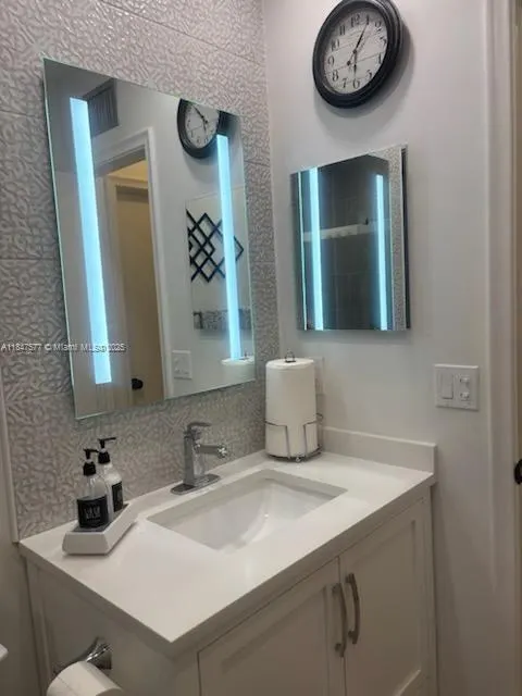 10872 Lake Front Pl