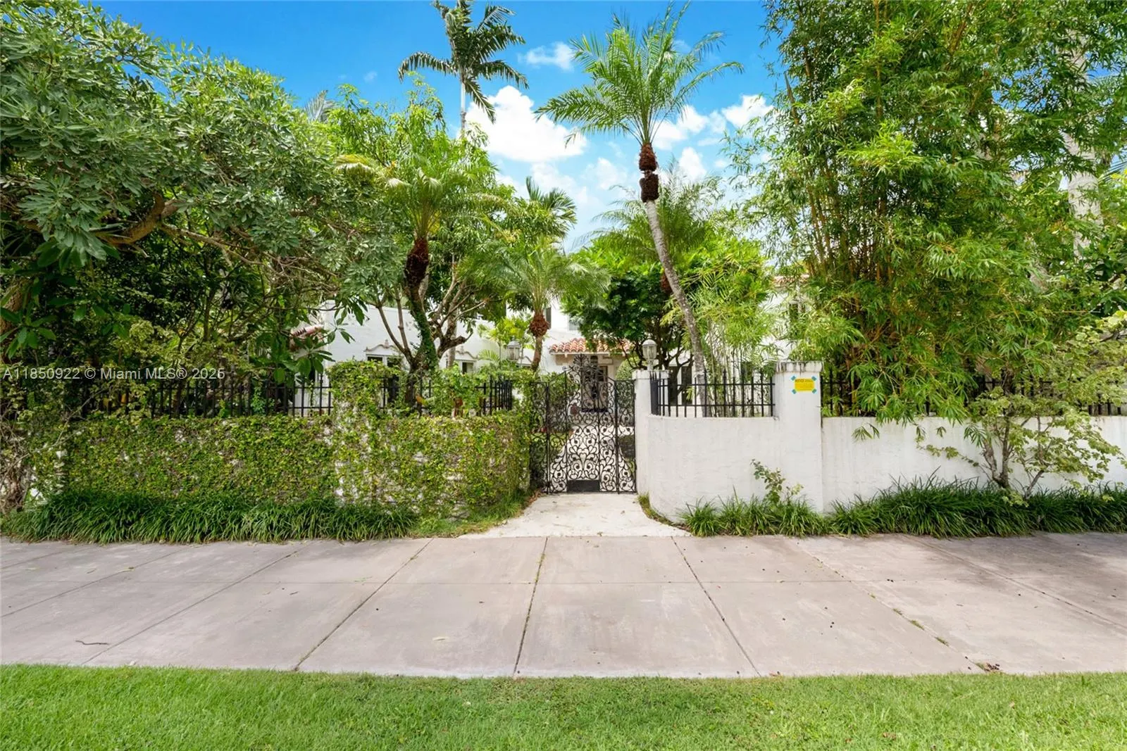 2418 Country Club Prado