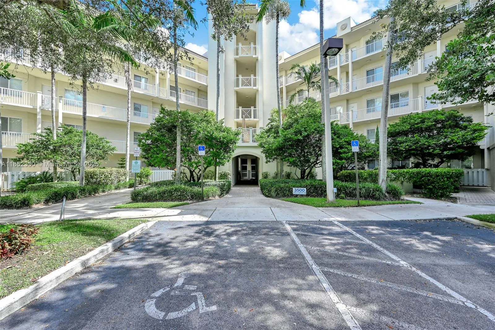 3500 Oaks Clubhouse Dr, #101