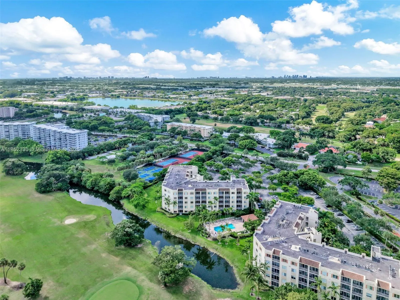 3500 Oaks Clubhouse Dr, #101