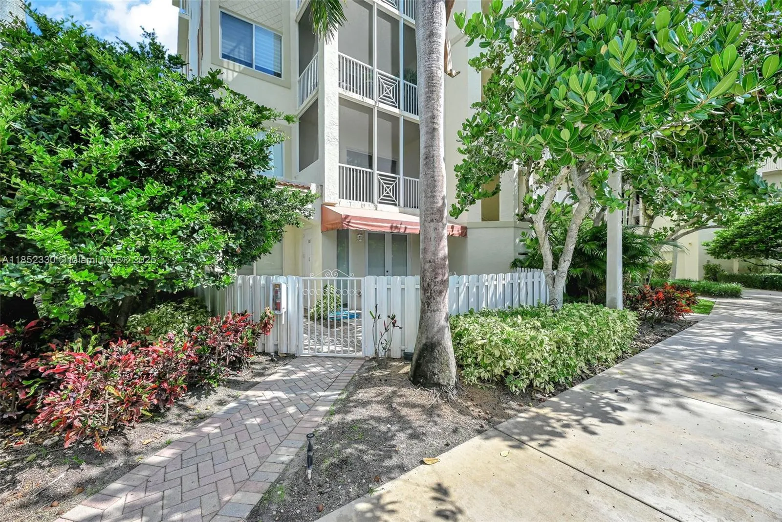 3500 Oaks Clubhouse Dr, #101