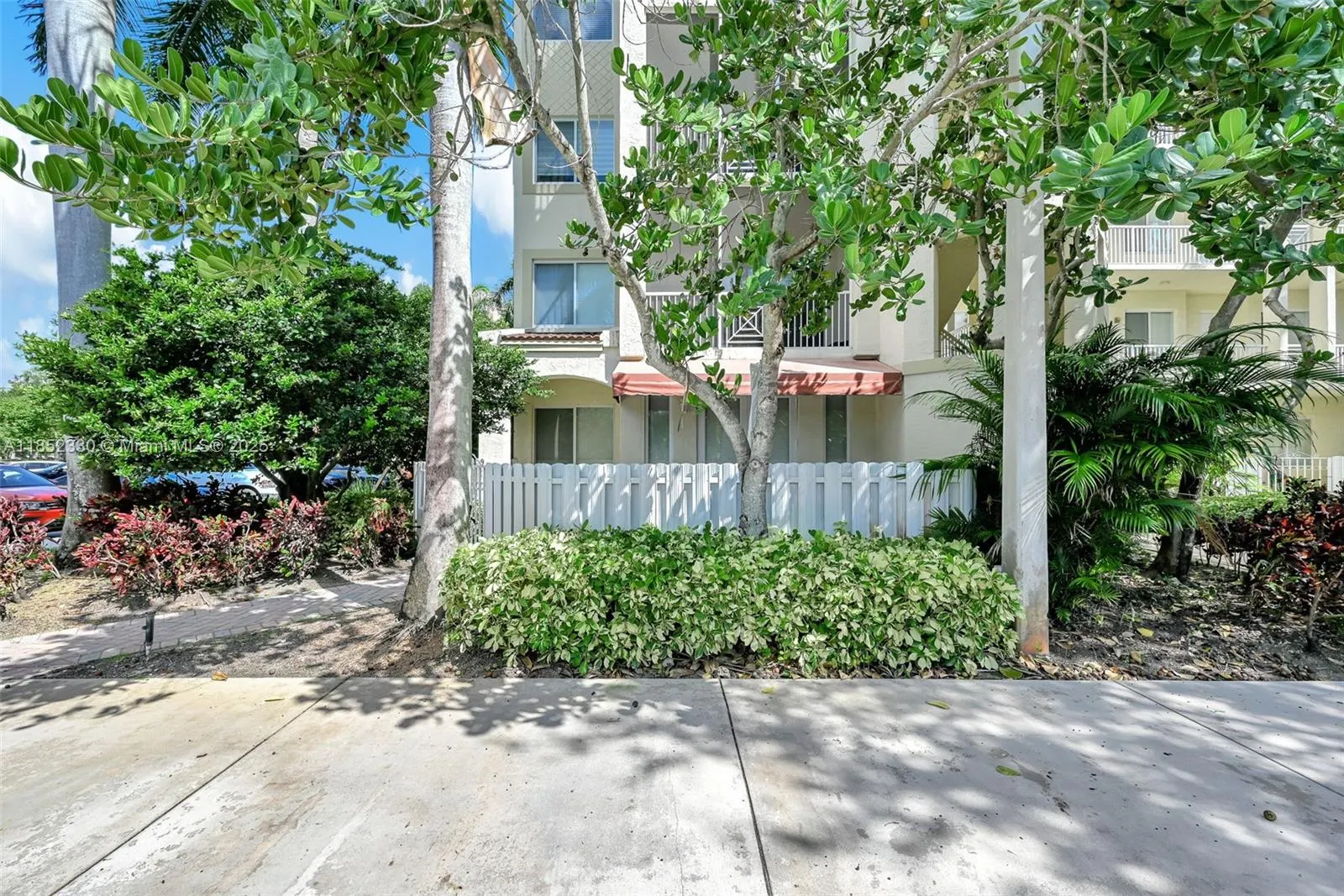 3500 Oaks Clubhouse Dr, #101