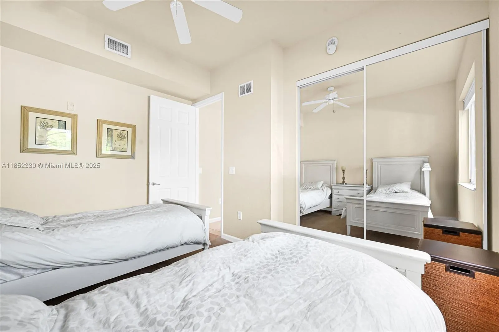 3500 Oaks Clubhouse Dr, #101