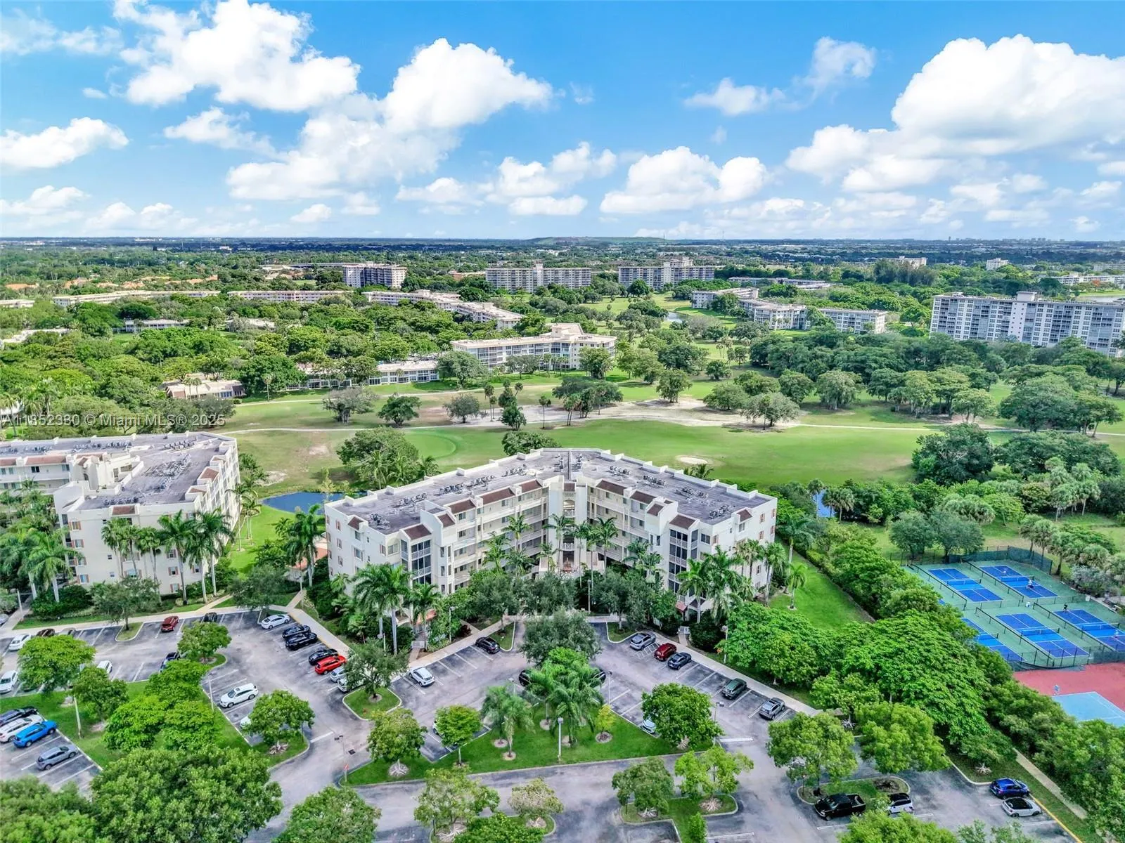 3500 Oaks Clubhouse Dr, #101