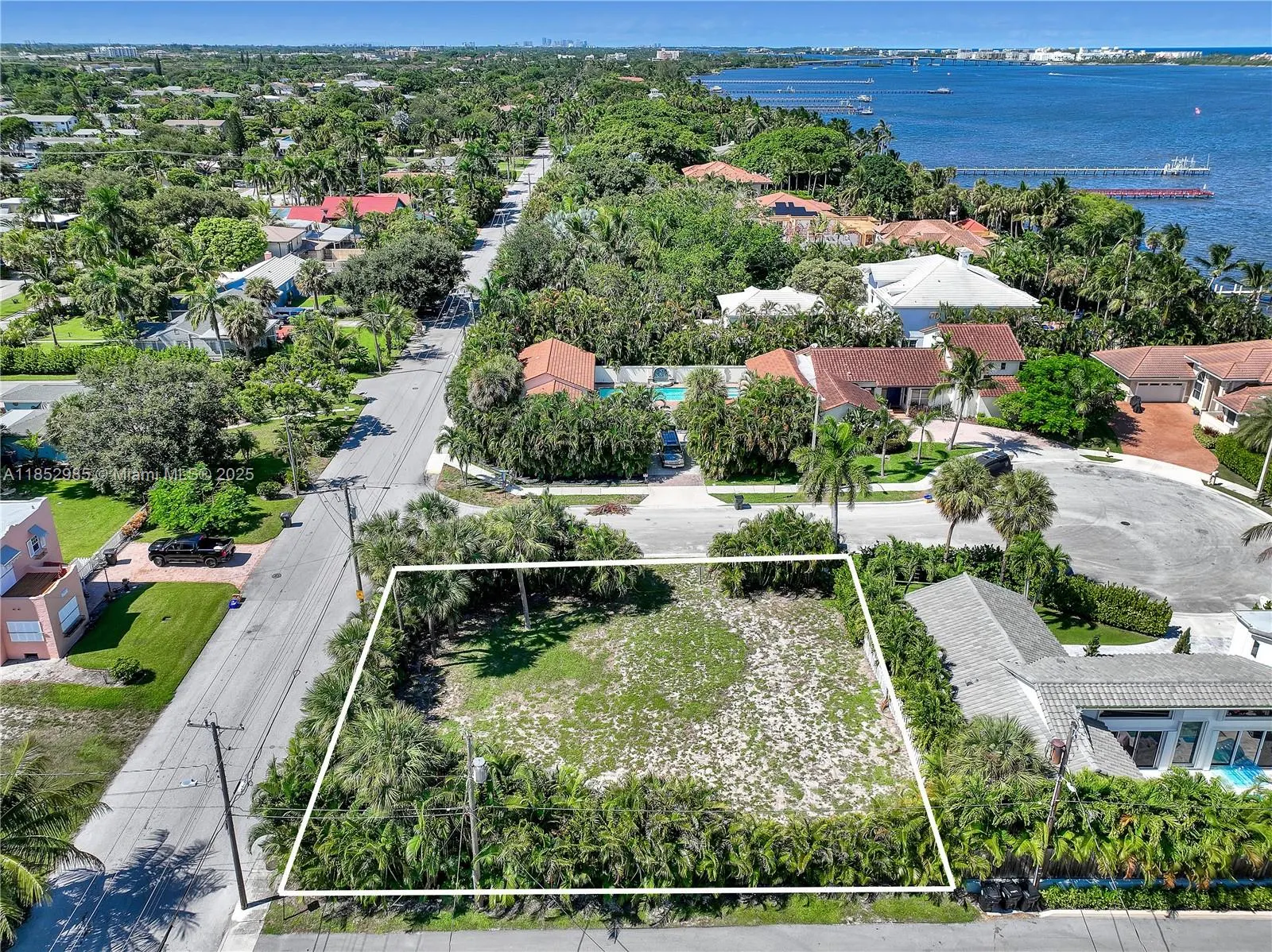 7 Lakeside Palms Ct