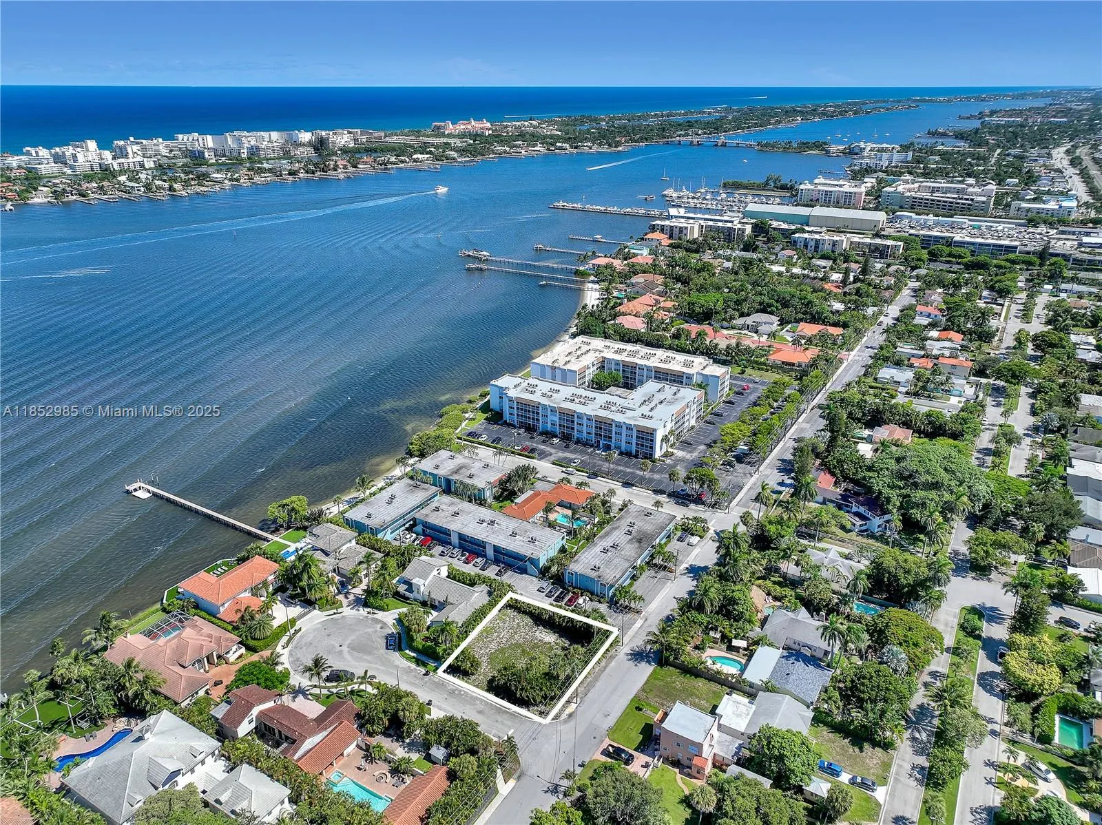7 Lakeside Palms Ct