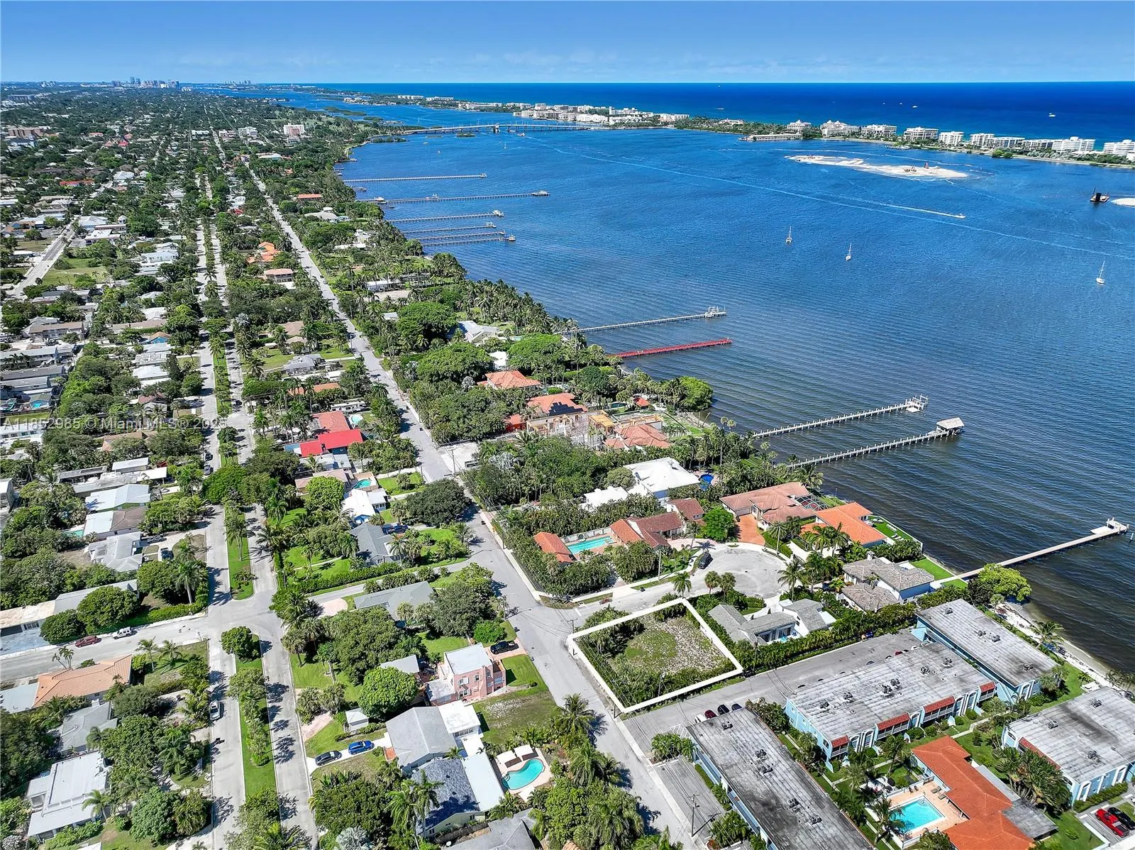 7 Lakeside Palms Ct