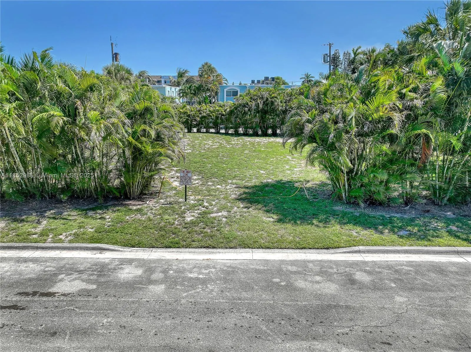 7 Lakeside Palms Ct