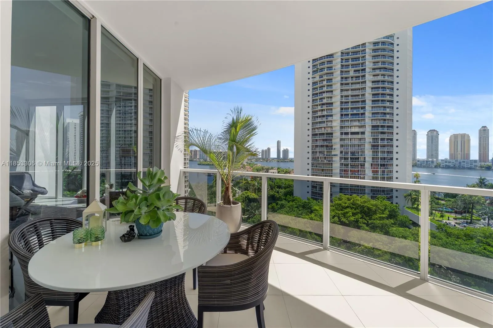 4100 Island Blvd, #902