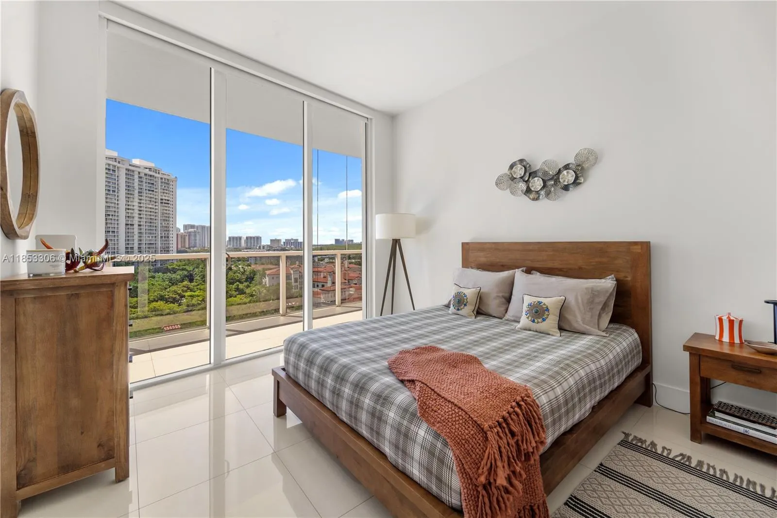 4100 Island Blvd, #902