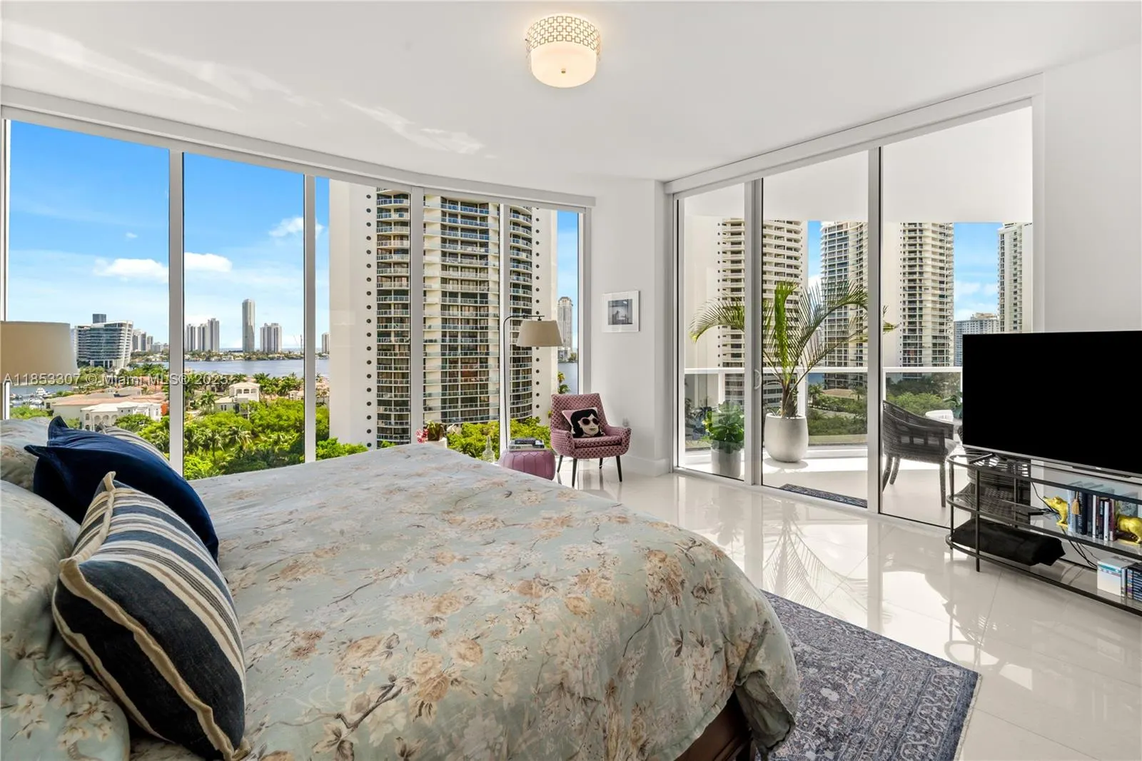 4100 Island Blvd, #902