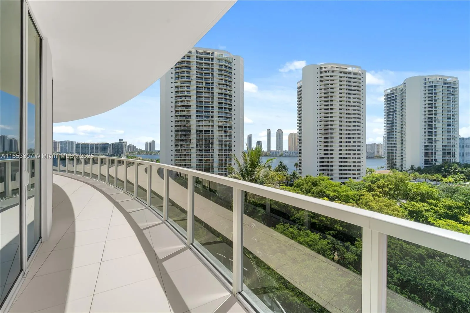 4100 Island Blvd, #902