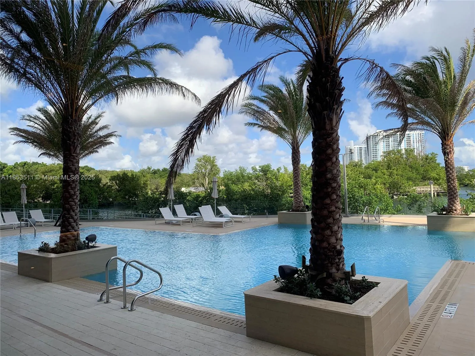 16385 Biscayne Blvd, #421A