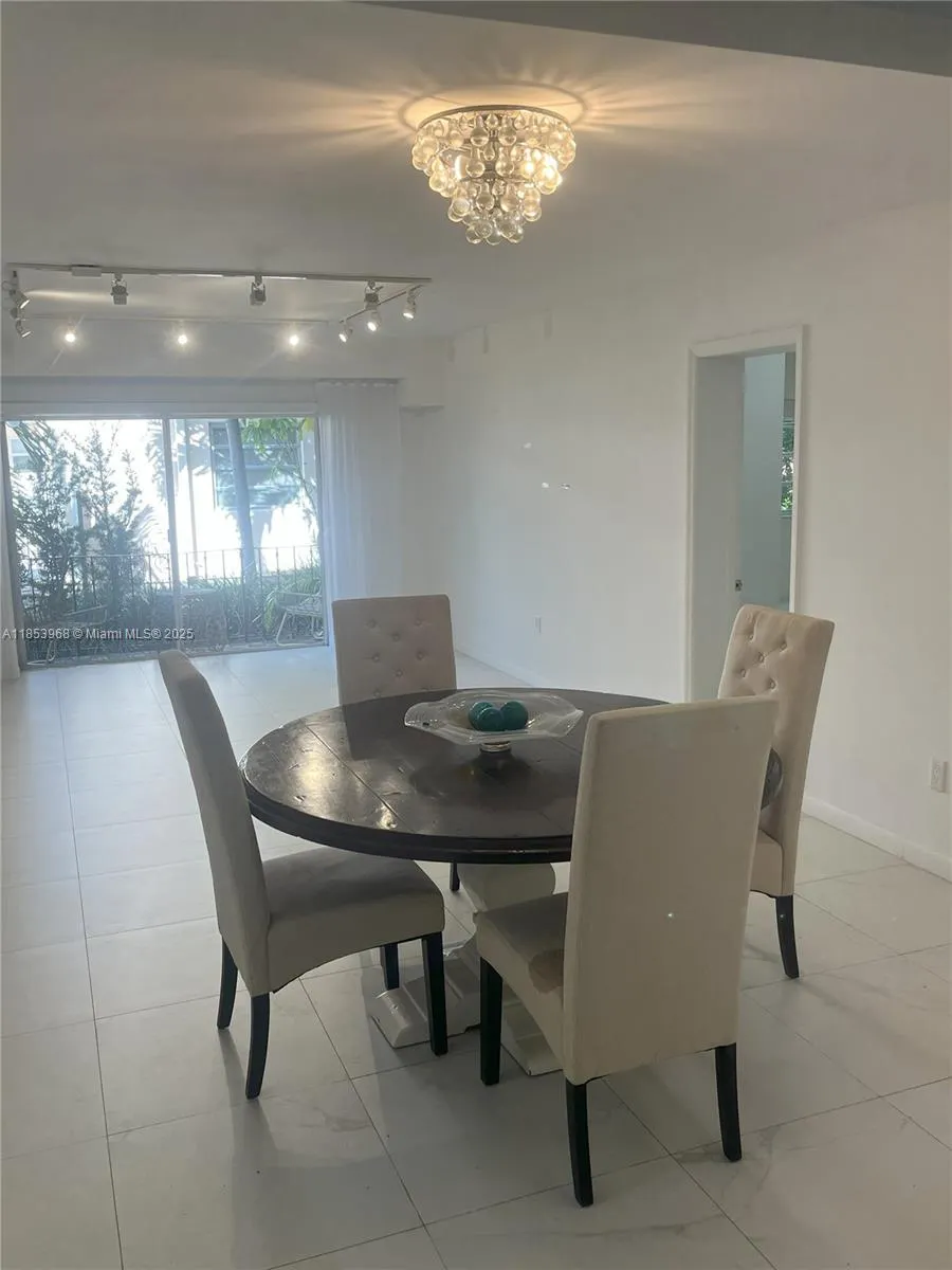1239 Mariposa Ave, #2