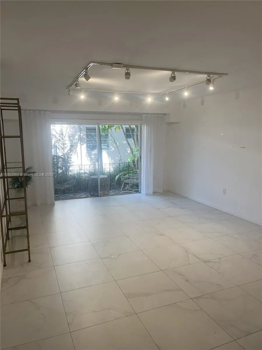 1239 Mariposa Ave, #2