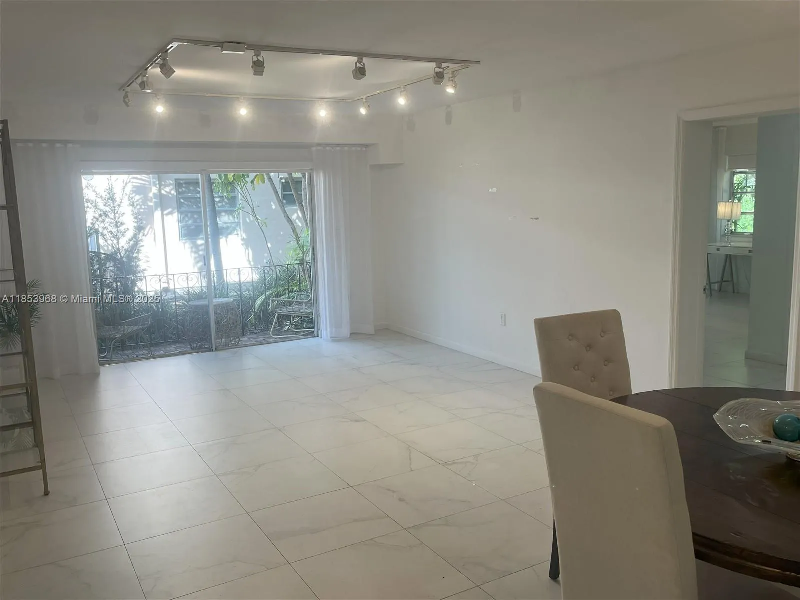 1239 Mariposa Ave, #2