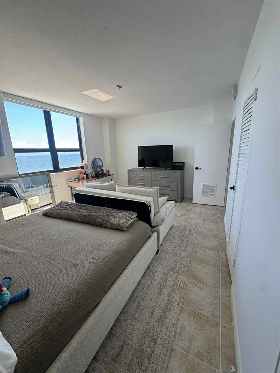 10185 Collins Ave, #818