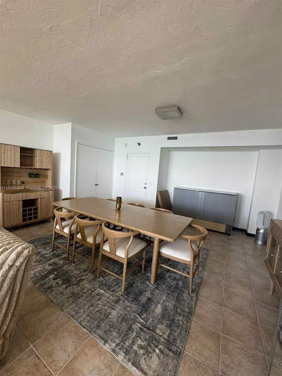 10185 Collins Ave, #818