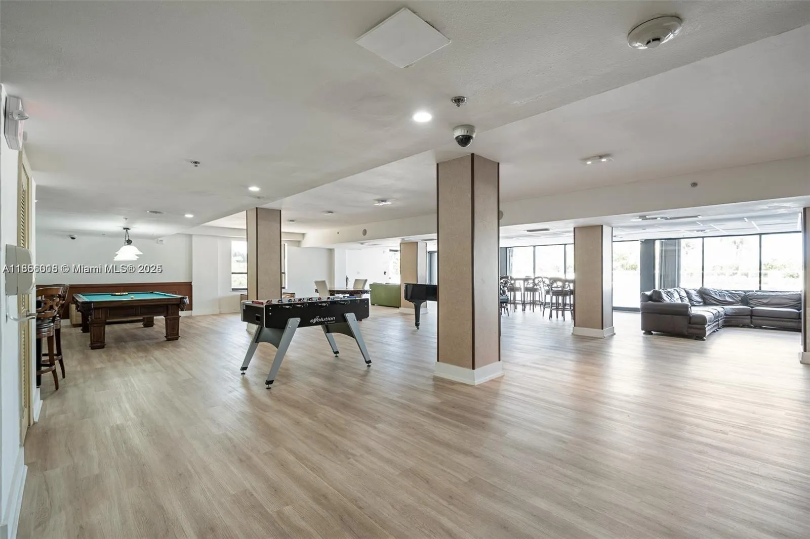 10185 Collins Ave, #818