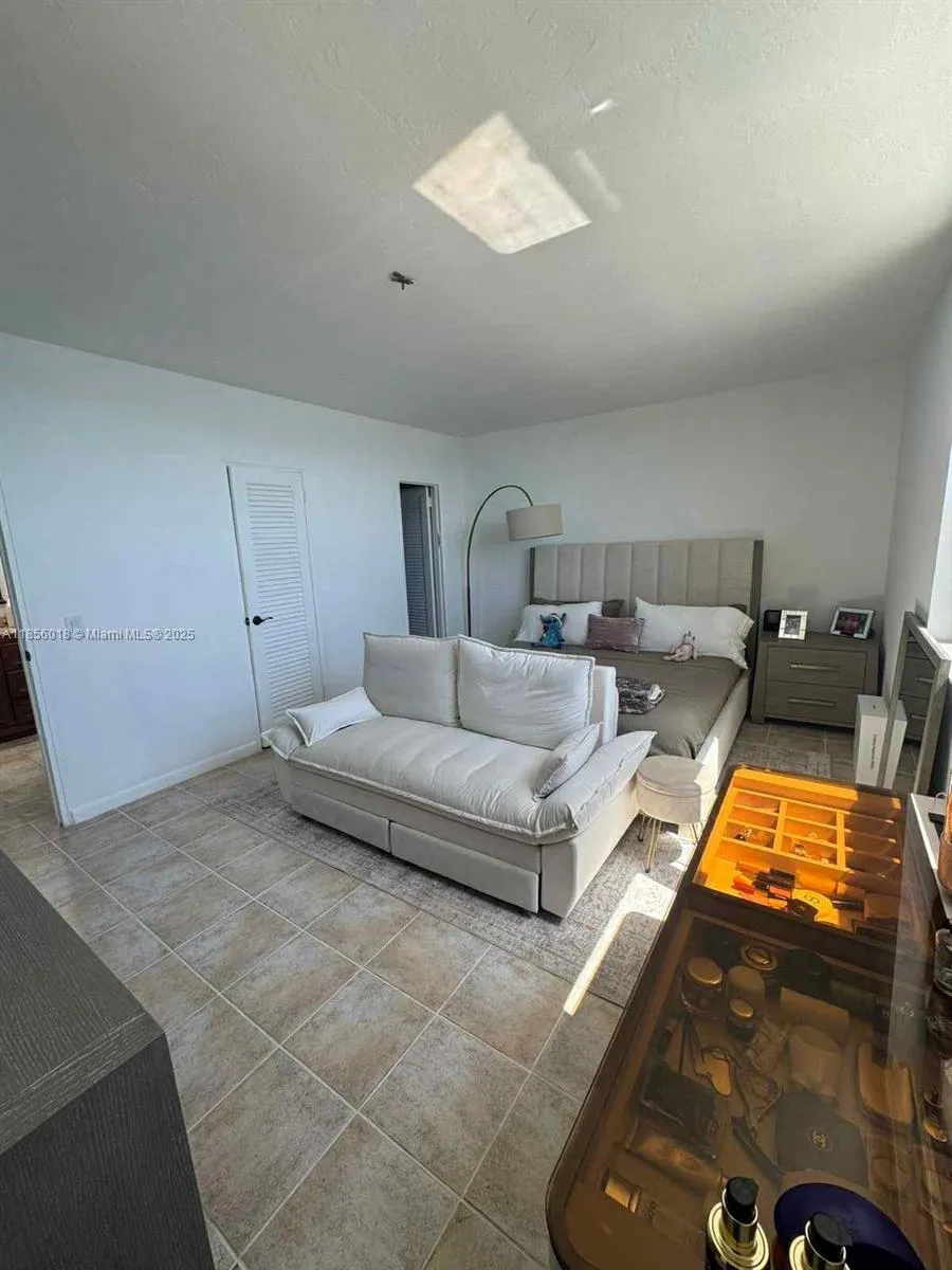 10185 Collins Ave, #818