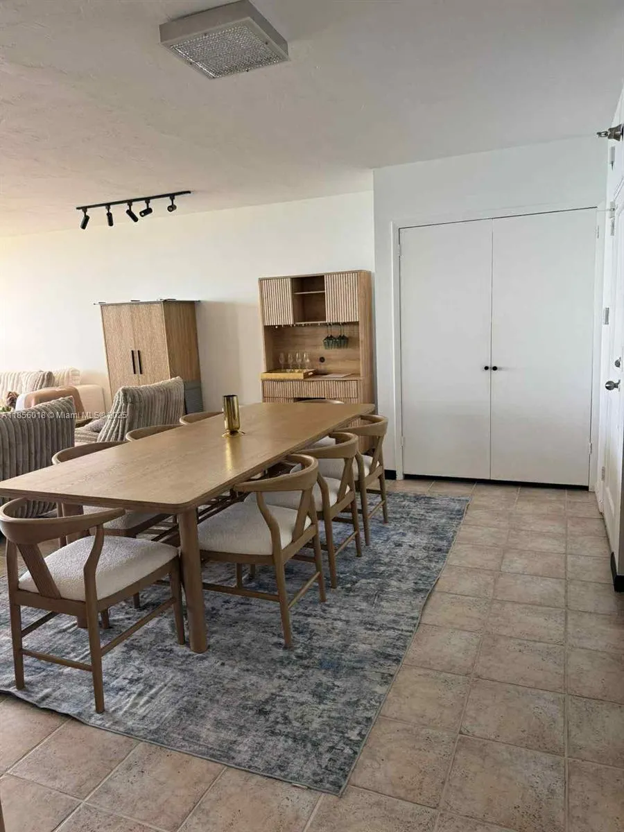 10185 Collins Ave, #818
