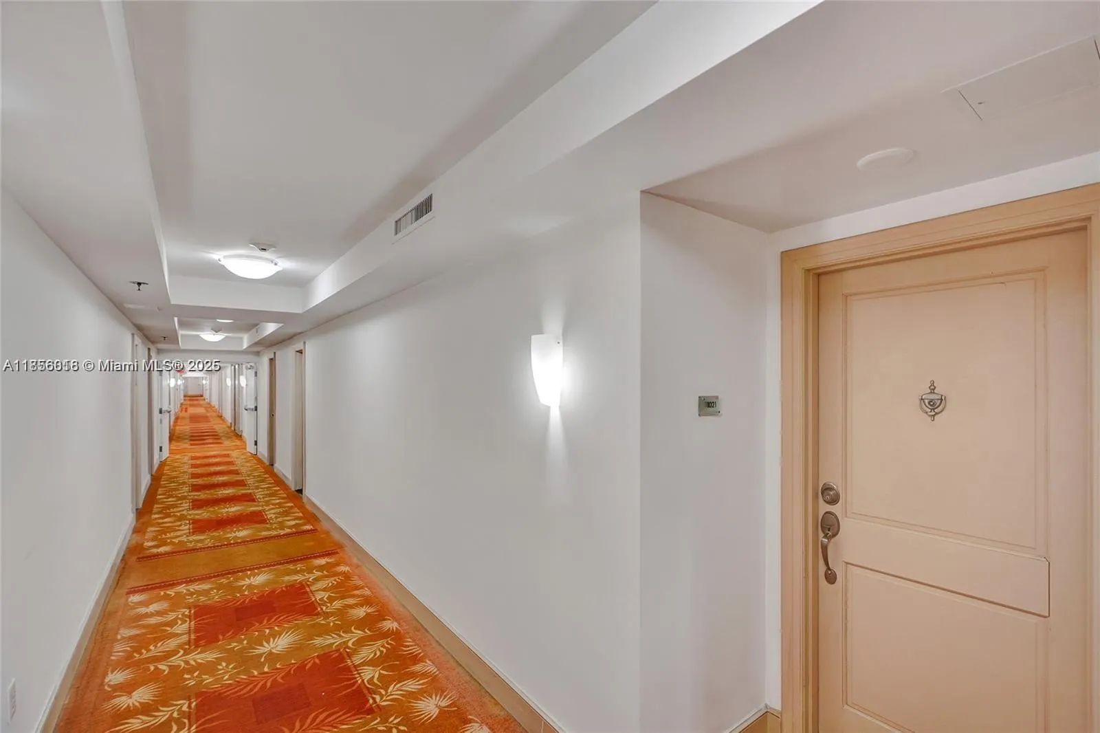 10185 Collins Ave, #818