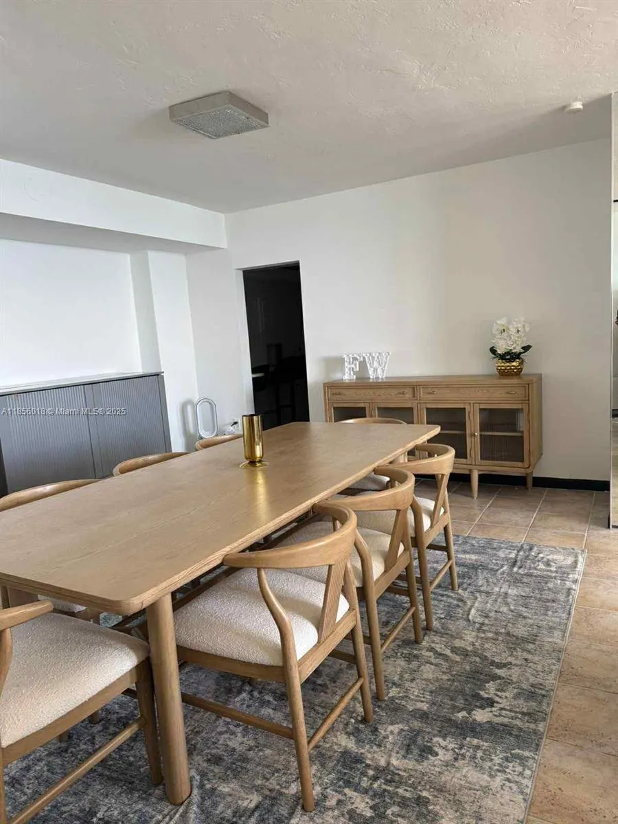 10185 Collins Ave, #818