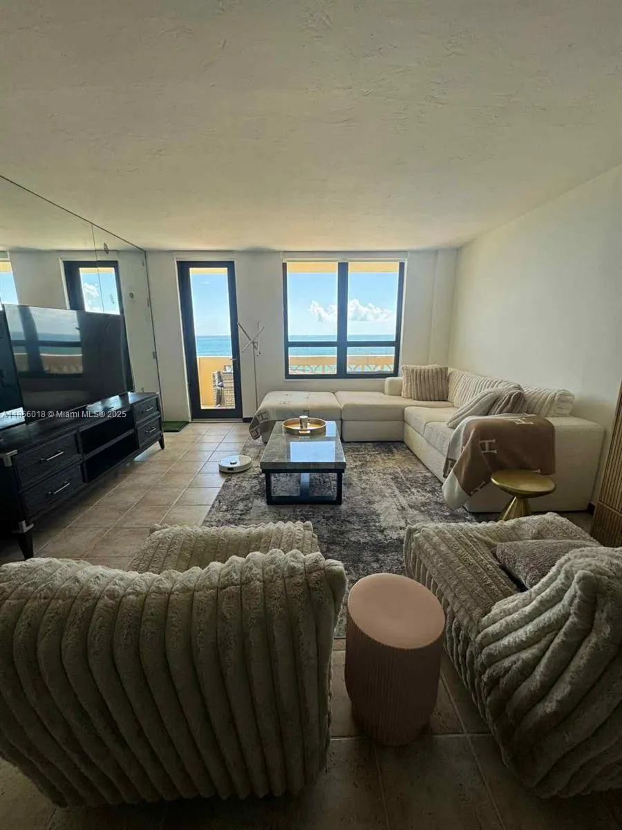 10185 Collins Ave, #818