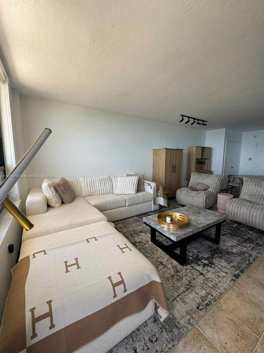 10185 Collins Ave, #818