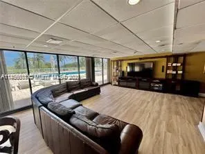 10185 Collins Ave, #818