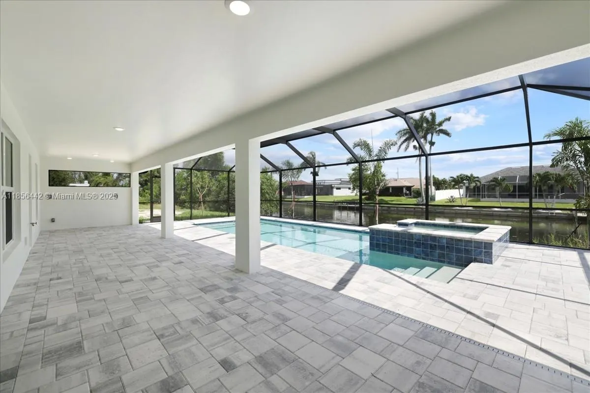 520 SW 28th St