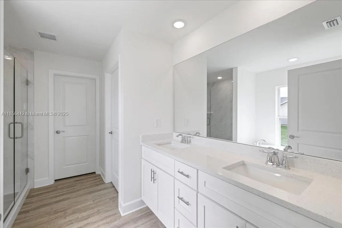 520 SW 28th St